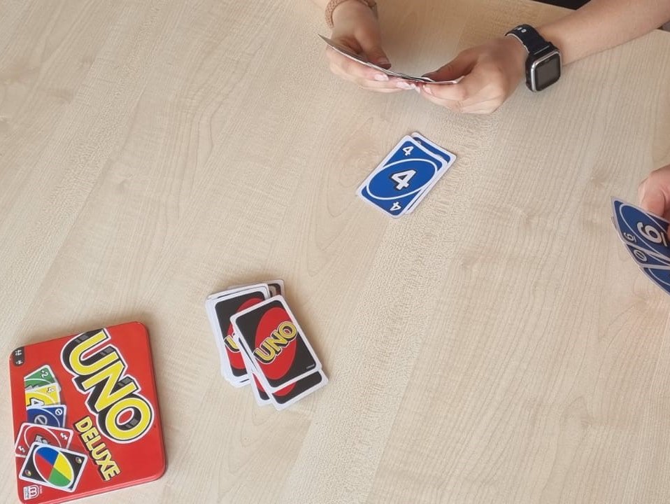 Jugendliche spielen Uno 